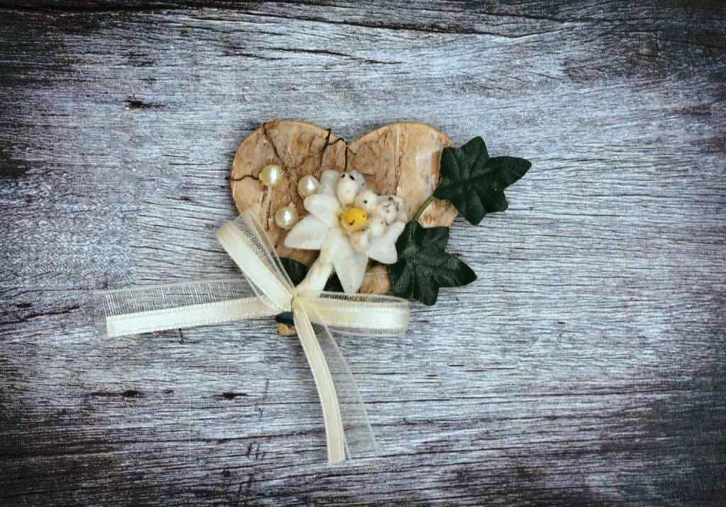 Hochzeitsanstecker - Büscherl: "Birkenherz mit Edelweiß und Perlen" Hochzeitsanstecker - Büscherl: "Birkenherz mit Edelweiß und Perlen". Jetzt in unserem Geschenke Onlineshop kaufen.