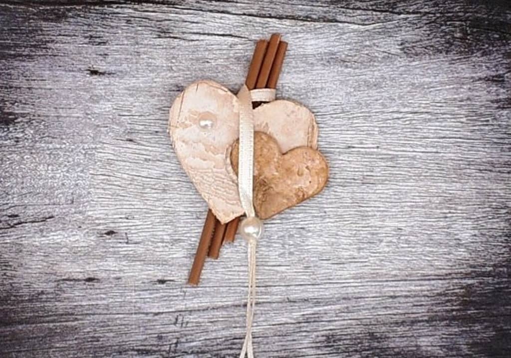 Hochzeitsanstecker - Büscherl: "Birkenherz groß und klein mit Perlen" Hochzeitsanstecker - Büscherl: "Birkenherz groß und klein mit Perlen"