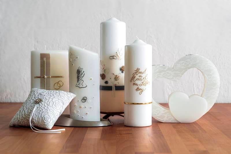 Kleine und große, rund und ovale sowie günstige und hochwertige Hochzeitskerzen und Kerzen für die Hochzeit als Dekoration in unserem Kerzen Onlineshop günstig bestellen und online kaufen. Kleine und große, rund und ovale sowie günstige und hochwertige Hochzeitskerzen und Kerzen für die Hochzeit als Dekoration in unserem Kerzen Onlineshop günstig bestellen und online kaufen.
