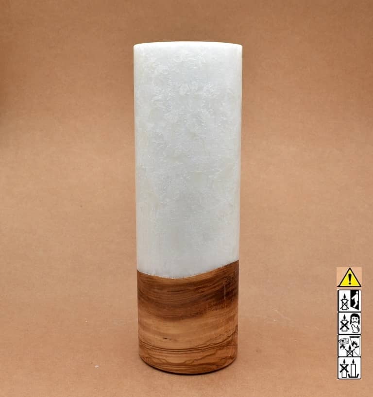 Stumpenkerze mit Holzelement aus Stearinwachs.  Jetzt in unserem Kerzen Onlineshop kaufen.