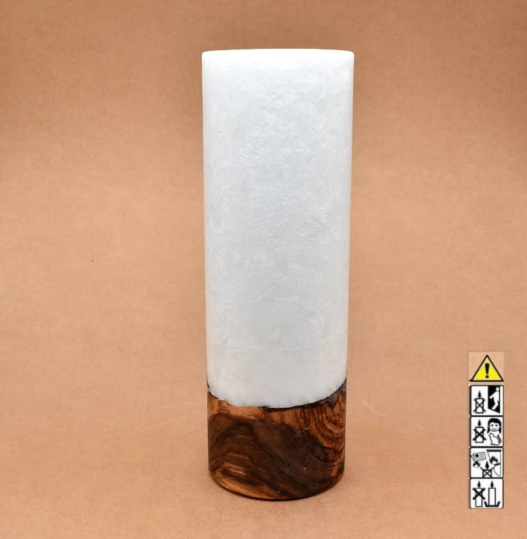 Stumpenkerze mit Holzelement aus Stearinwachs.  Jetzt in unserem Kerzen Onlineshop kaufen.