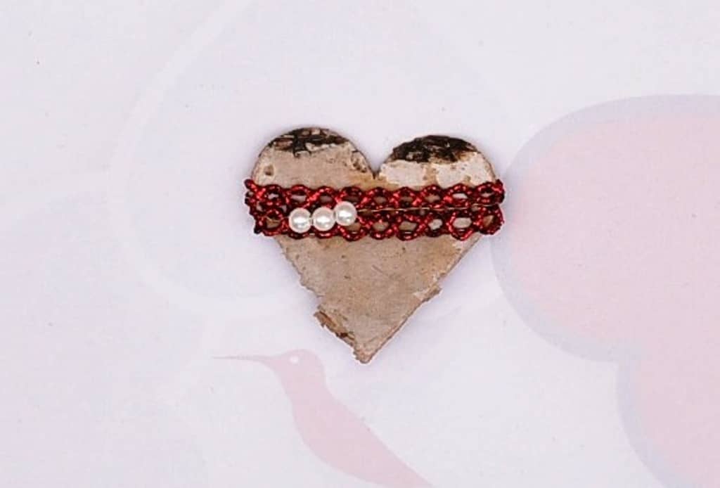 Hochzeitsanstecker - Büscherl: "Schlichtes Herz mit Spitze und Perlen"