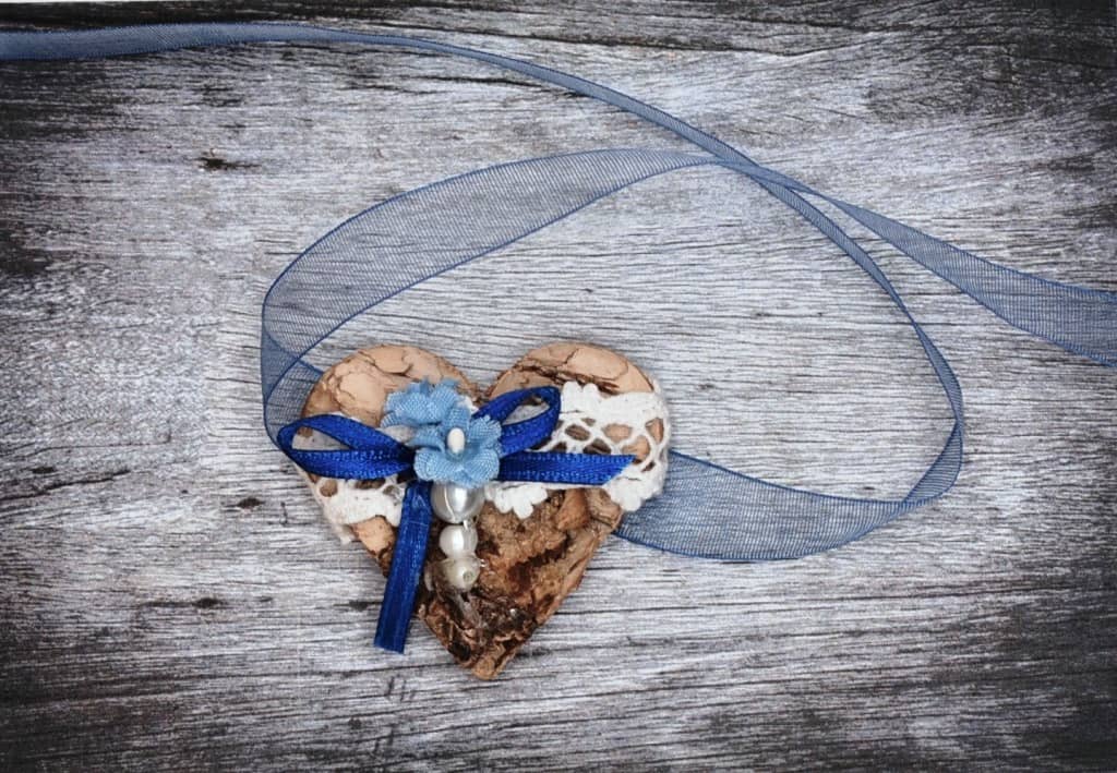 Hochzeitsarmband: "Birkenherz mit Perlen in Blau / Weiß".  Jetzt in unserem Hochzeits Onlineshop kaufen.