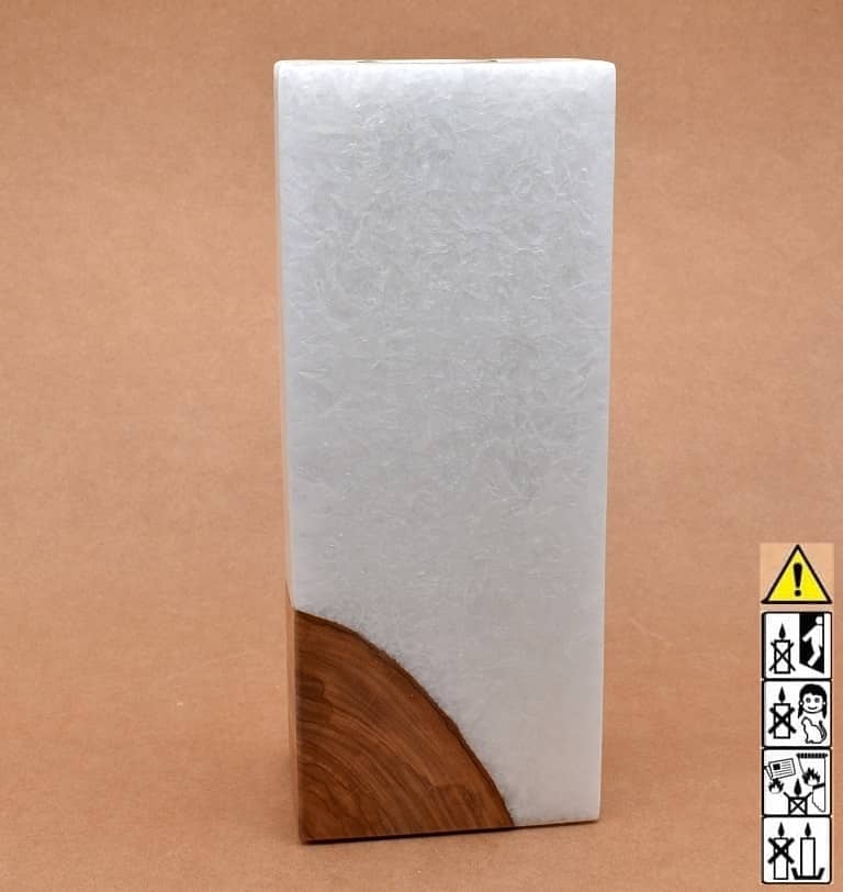 Kerze rechteckig  mit Holzelement aus Stearinwachs.  Jetzt in unserem Kerzen Onlineshop kaufen.