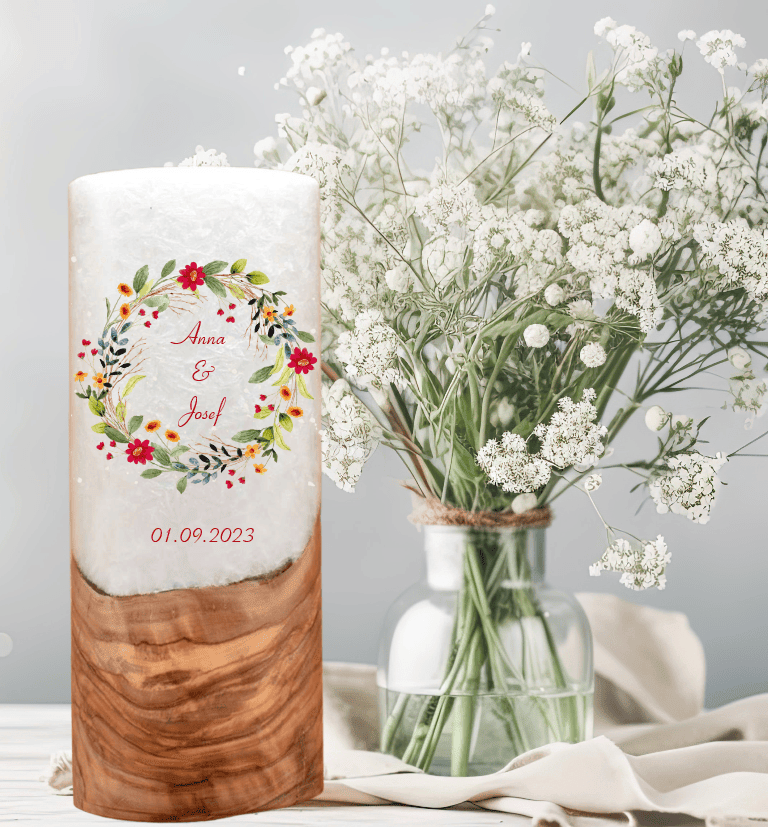 Hochzeitskerze mit Holzelement. Motiv: Blumenkranz günstig in unserem Onlineshop kaufen. Personalisierte Hochzeitskerze online kaufen
