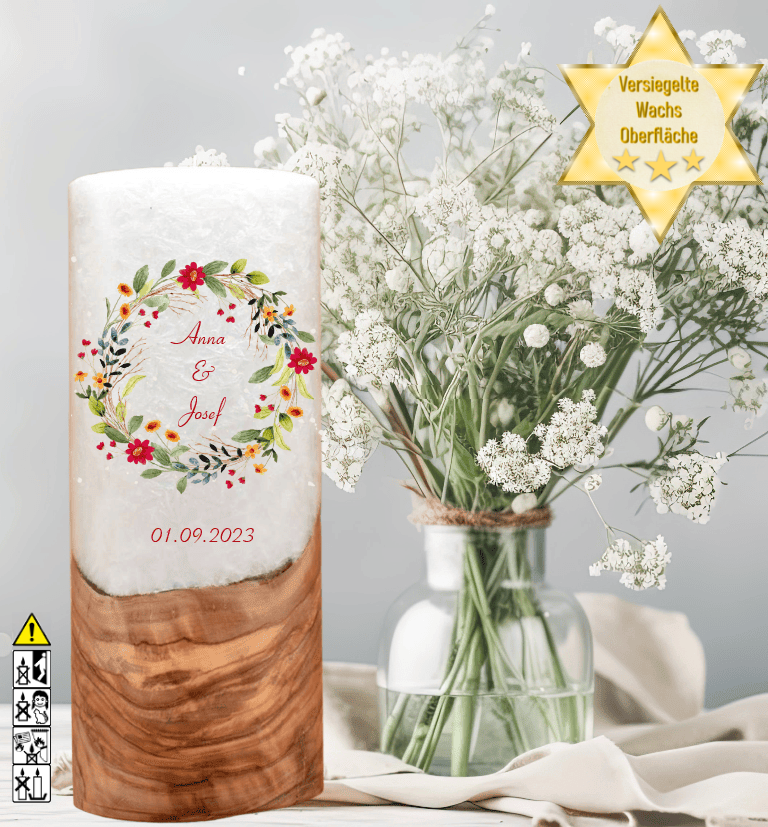Hochzeitskerze mit Holzelement. Motiv: Blumenkranz Hochzeitskerze mit Holzelement. Motiv: Blumenkranz günstig in unserem Onlineshop kaufen. Personalisierte Hochzeitskerze online kaufen