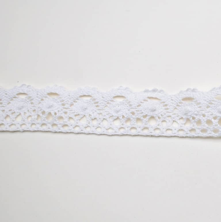 28mm Häkelspitze aus Baumwolle. Farbe: weiß 28mm Häkelspitze aus Baumwolle. Farbe: weiß