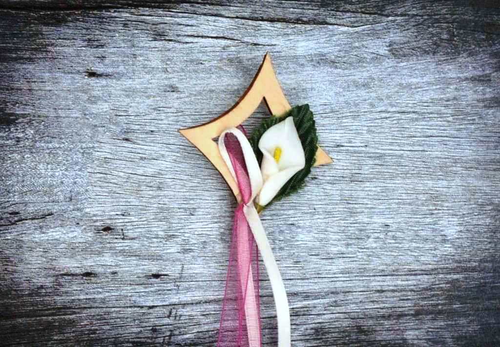 Hochzeitsanstecker - Büscherl: "Holzraute mit Calla und Rosenblatt" Hochzeitsanstecker - Büscherl: "Holzraute mit Calla und Rosenblatt". Jetzt in unserem Geschenke Onlineshop kaufen.