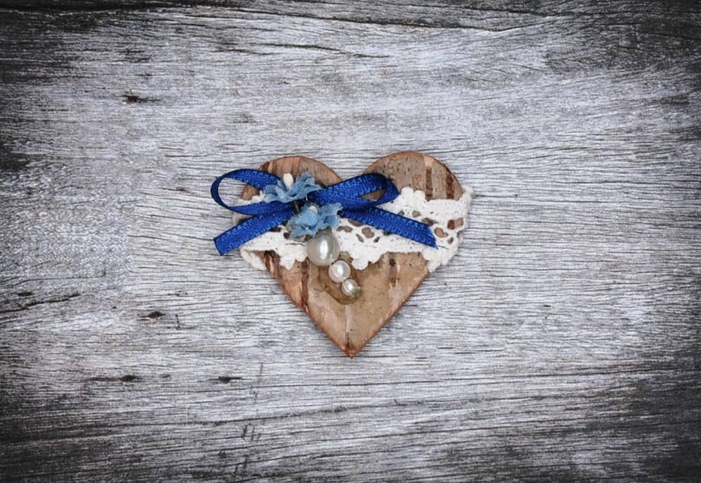 Hochzeitsanstecker - Büscherl: "Birkenherz mit Perlen in Blau / Weiß" Hochzeitsanstecker - Büscherl: "Birkenherz mit Perlen in Blau / Weiß". Jetzt in unserem Hochzeits Onlineshop kaufen.