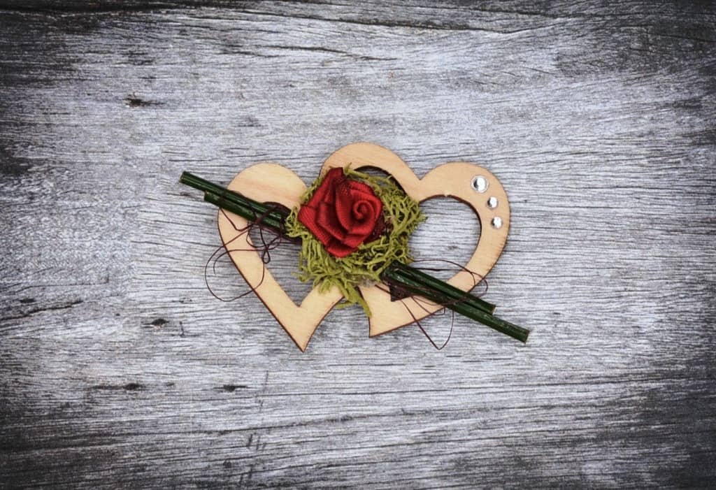 Hochzeitsanstecker - Büscherl: "Doppelherz mit Rose und Stäbchen in grün" Hochzeitsanstecker - Büscherl: "Doppelherz mit Rose und Stäbchen in grün". Jetzt in unserem Hochzeits Onlineshop kaufen.