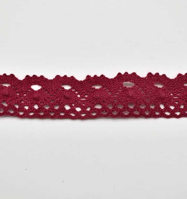 28mm Häkelspitze aus Baumwolle. Farbe: weinrot 28mm Häkelspitze aus Baumwolle. Farbe: weinrot