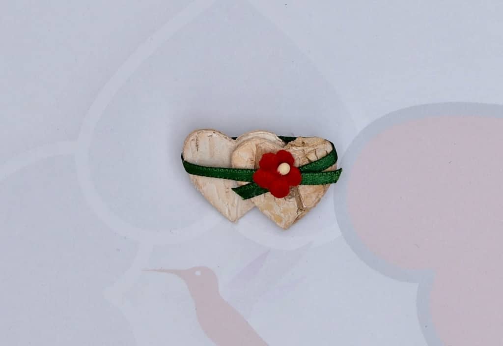 Hochzeitsanstecker - Büscherl: "Doppelherz aus Birke mit Vergissmeinnicht in Rot".  Jetzt in unserem Hochzeits Onlineshop kaufen.
