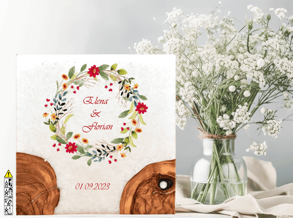 Hochzeitskerze mit Holzelement. Motiv: Blumenkranz günstig in unserem Onlineshop kaufen. Personalisierte Hochzeitskerze online kaufen