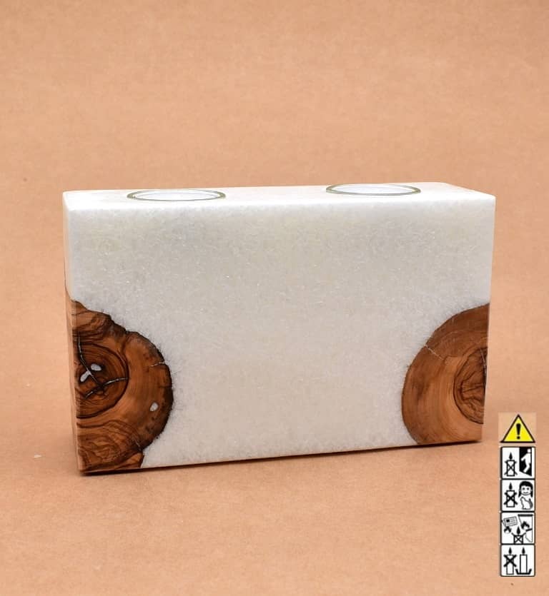 Kerze rechteckig  mit Holzelement aus Stearinwachs.  Jetzt in unserem Kerzen Onlineshop kaufen.