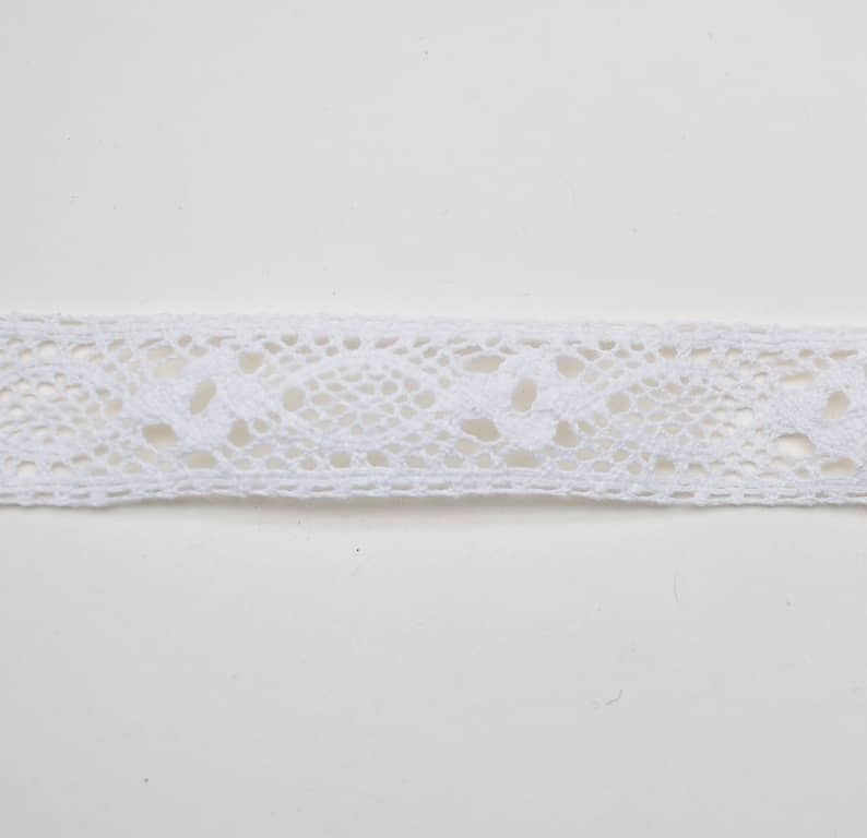 20mm Häkelspitze aus Baumwolle. Farbe: weiß 20mm Häkelspitze aus Baumwolle. Farbe: weiß