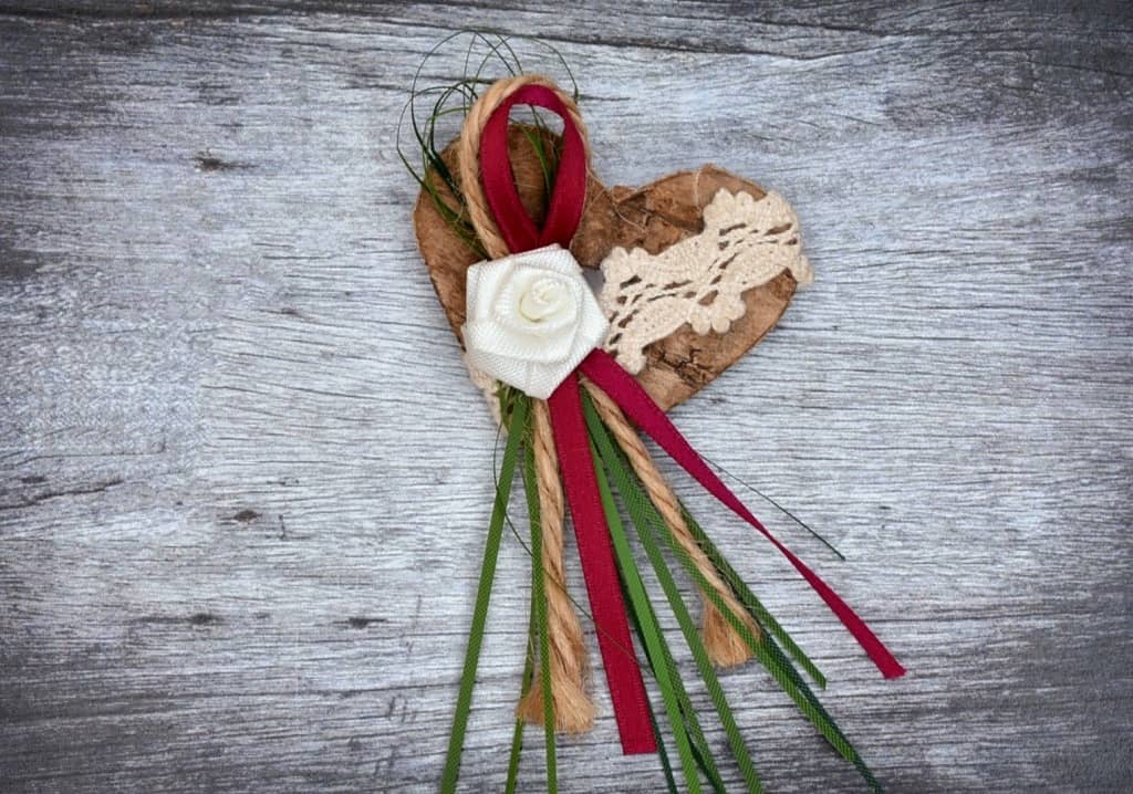 Hochzeitsanstecker - Büscherl: "Birkenherz mit Rose in Weiß und Spitze in Natur" Hochzeitsanstecker - Büscherl: "Birkenherz mit Rose in Weiß und Spitze in Natur". Jetzt in unserem Hochzeits Onlineshop kaufen.