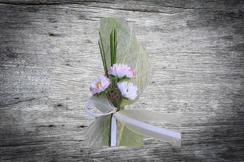 Hochzeitsanstecker / Büscherl: "Gänseblümchen" Hochzeitsanstecker / Büscherl: "Gänseblümchen". Jetzt in unserem Geschenke Onlineshop kaufen.