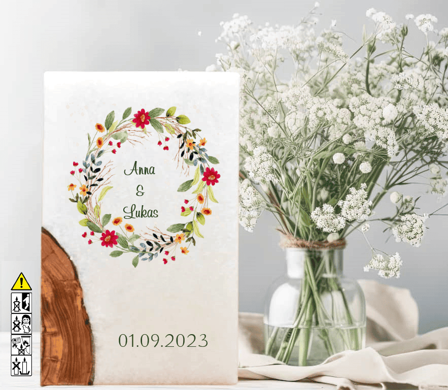 Hochzeitskerze mit Holzelement. Motiv: Blumenkranz günstig in unserem Onlineshop kaufen. Personalisierte Hochzeitskerze online kaufen