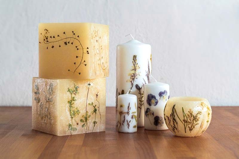 Besondere Kerzen und Blumenkerzen in unserem Kerzen Onlineshop günstig kaufen.