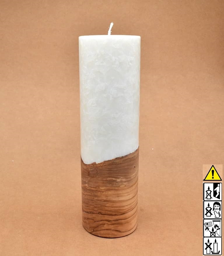 Stumpenkerze mit Holzelement aus Stearinwachs.  Jetzt in unserem Kerzen Onlineshop kaufen.