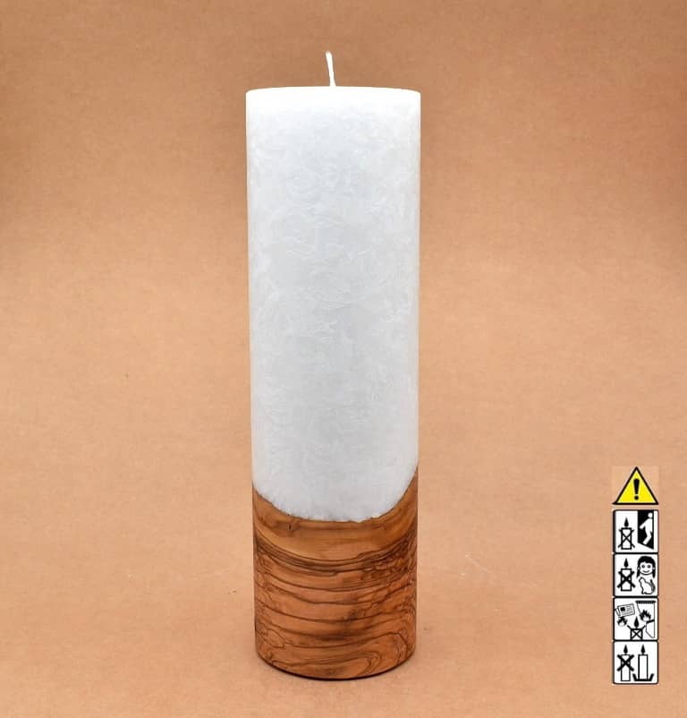Stumpenkerze mit Holzelement aus Stearinwachs.  Jetzt in unserem Kerzen Onlineshop kaufen.