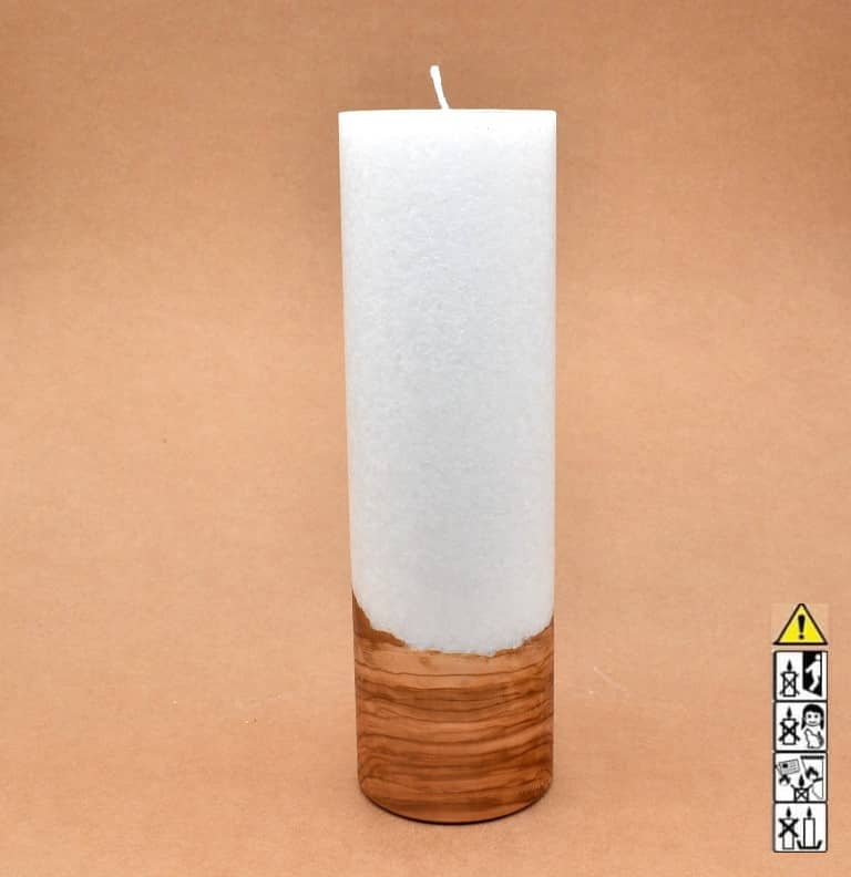 Stumpenkerze mit Holzelement aus Stearinwachs.  Jetzt in unserem Kerzen Onlineshop kaufen.