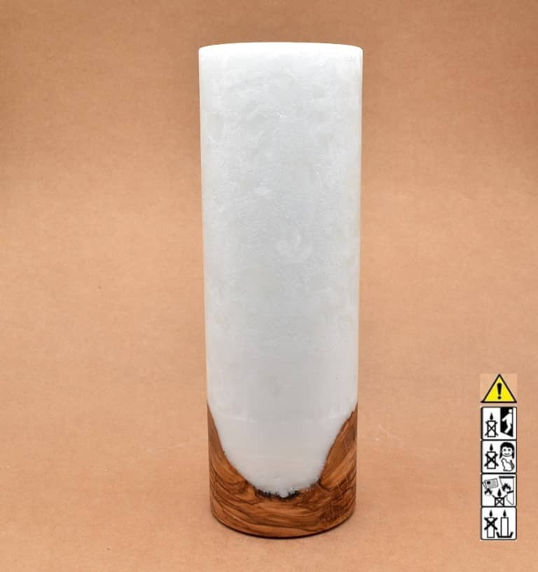 Stumpenkerze mit Holzelement aus Stearinwachs.  Jetzt in unserem Kerzen Onlineshop kaufen.