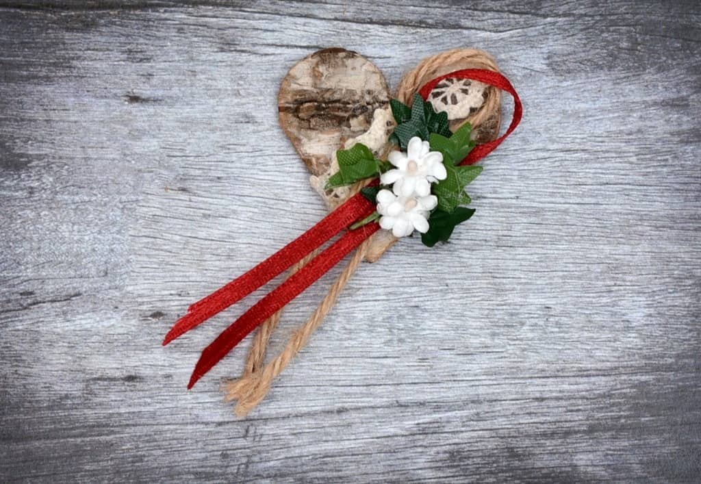 Hochzeitsanstecker - Büscherl: "Birkenherz mit Efeu und Blüten mit Spitze" Hochzeitsanstecker - Büscherl: "Birkenherz mit Efeu und Blüten mit Spitze". Jetzt in unserem Hochzeits Onlineshop kaufen.