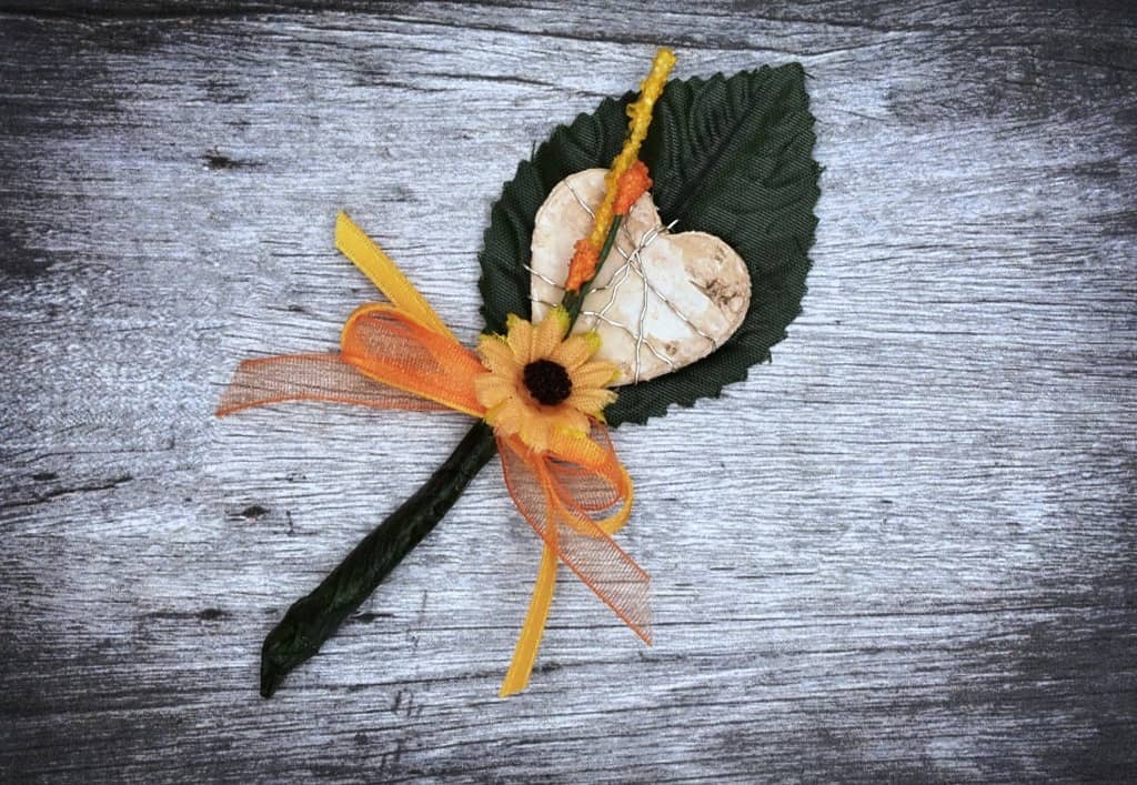 Hochzeitsanstecker - Büscherl: "Rosenblatt mit Birkenherz und Blume in Gelb / Orange" Hochzeitsanstecker - Büscherl: "Rosenblatt mit Birkenherz und Blume in Gelb / Orange". Jetzt in unserem Hochzeits Onlineshop kaufen.