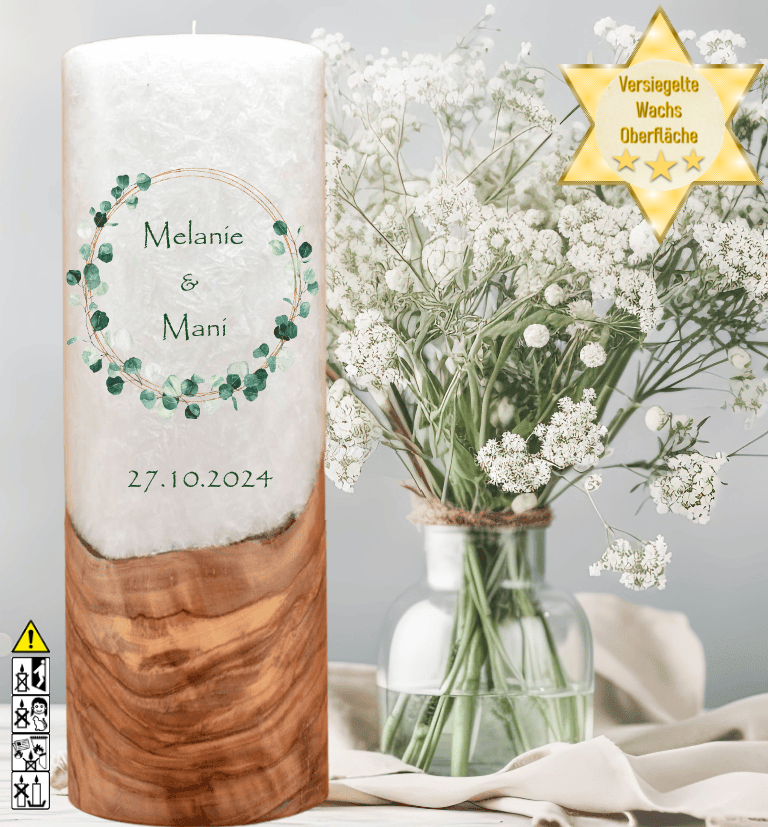 Hochzeitskerze mit Holzelement. Motiv: Eukalyptus Ring gold Hochzeitskerze mit Holzelement. Motiv: Eukalyptus Ring gold günstig in unserem Onlineshop kaufen. Personalisierte Hochzeitskerze online kaufen