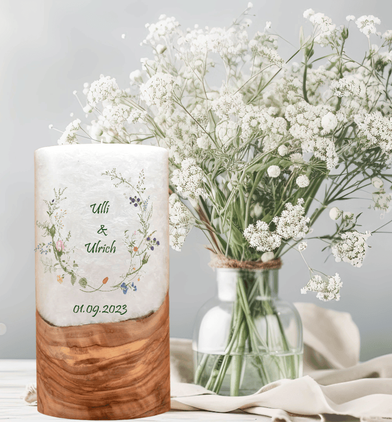 Hochzeitskerze mit Holzelement. Motiv: Wiesenblumen günstig in unserem Onlineshop kaufen. Personalisierte Hochzeitskerze online kaufen