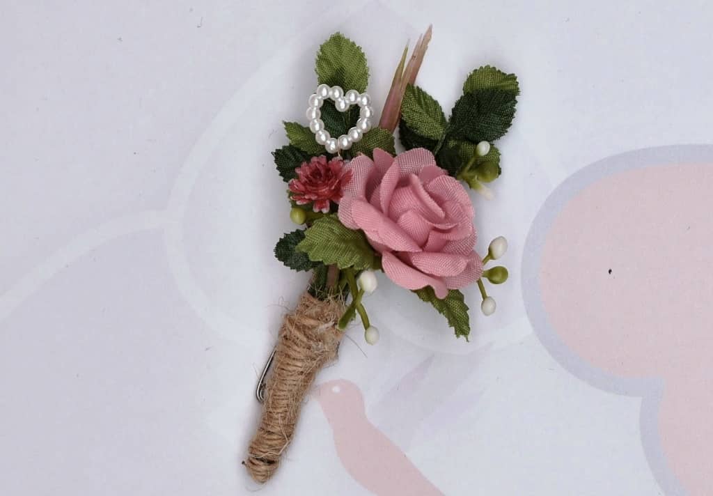 Hochzeitsanstecker - Büscherl: "Rose mit Rosenblätter und Perlenherz".  Jetzt in unserem Hochzeits Onlineshop kaufen.