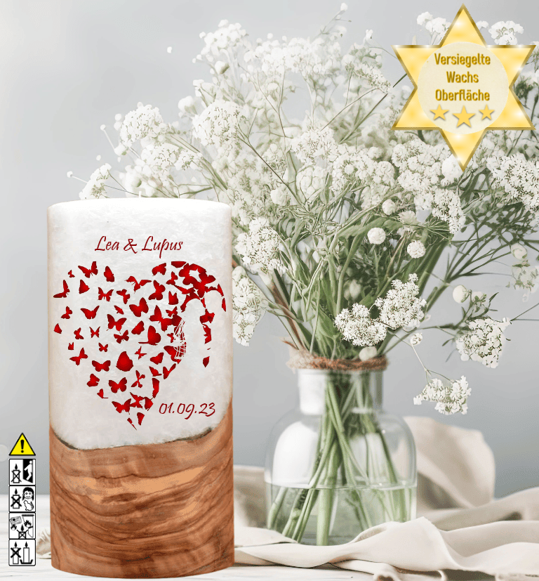 Hochzeitskerze mit Holzelement. Motiv: Brautpaar im Herz Hochzeitskerze mit Holzelement. Motiv: Brautpaar im Herz günstig in unserem Onlineshop kaufen. Personalisierte Hochzeitskerze online kaufen