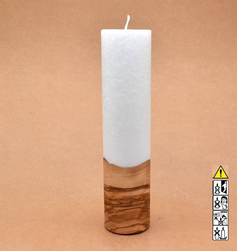 Stumpenkerze mit Holzelement aus Stearinwachs.  Jetzt in unserem Kerzen Onlineshop kaufen.