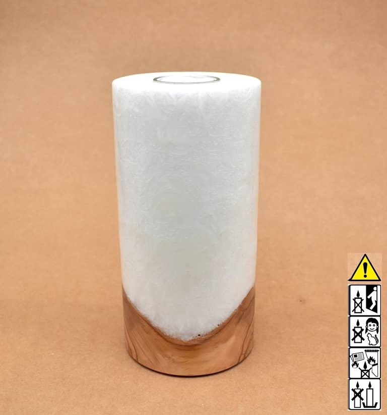 Stumpenkerze mit Holzelement aus Stearinwachs Stumpenkerze mit Holzelement aus Stearinwachs.  Jetzt in unserem Kerzen Onlineshop kaufen.