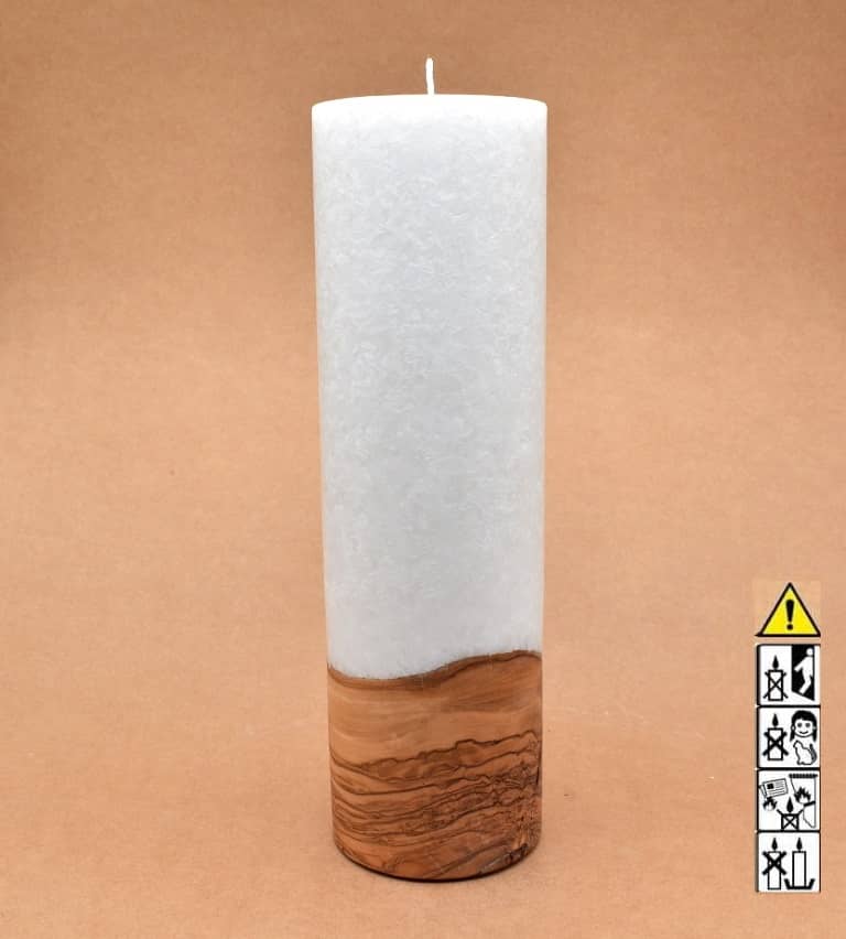 Stumpenkerze mit Holzelement aus Stearinwachs.  Jetzt in unserem Kerzen Onlineshop kaufen.