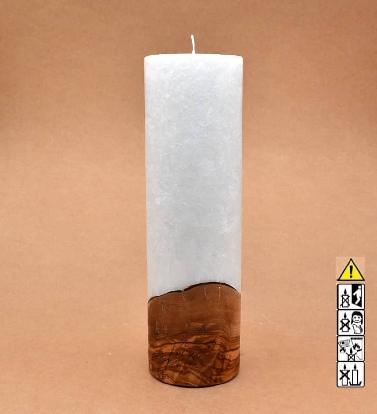 Stumpenkerze mit Holzelement aus Stearinwachs.  Jetzt in unserem Kerzen Onlineshop kaufen.