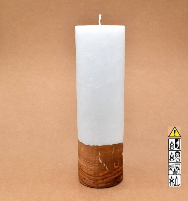 Stumpenkerze mit Holzelement aus Stearinwachs.  Jetzt in unserem Kerzen Onlineshop kaufen.
