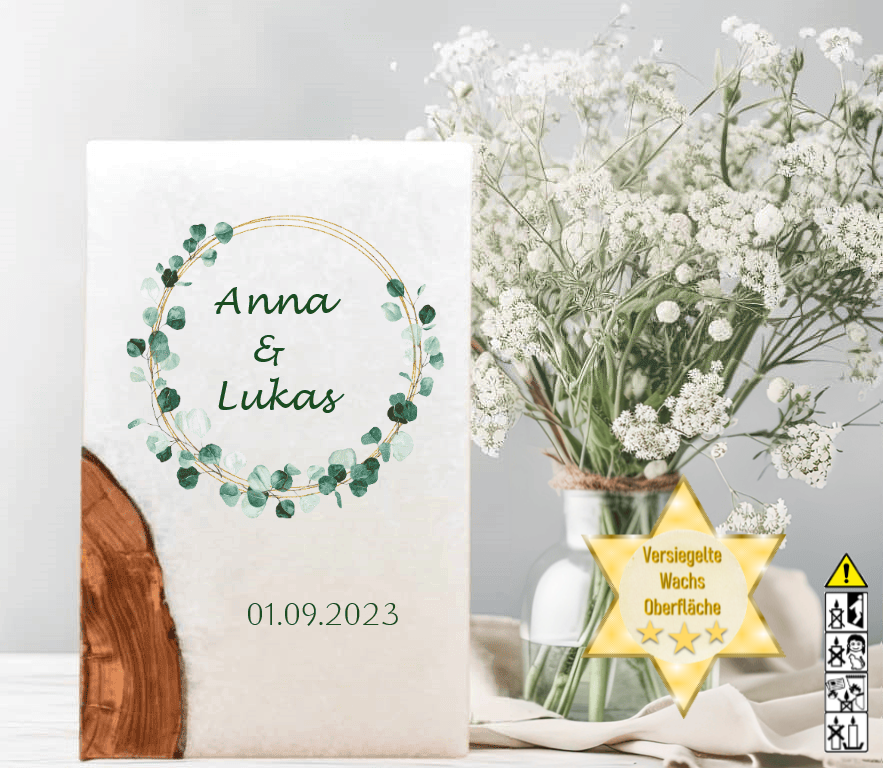 Hochzeitskerze mit Holzelement. Motiv: Eukalyptus Ring gold Hochzeitskerze mit Holzelement. Motiv: Eukalyptus Ring gold günstig in unserem Onlineshop kaufen. Personalisierte Hochzeitskerze online kaufen