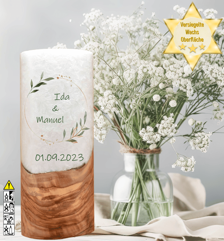 Hochzeitskerze mit Holzelement. Motiv: Olivenkranz Hochzeitskerze mit Holzelement. Motiv: Olivenkranz günstig in unserem Onlineshop kaufen. Personalisierte Hochzeitskerze online kaufen