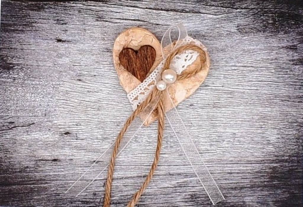 Hochzeitsanstecker - Büscherl: "Birkenherz mit Holzherz in Natur mit Spitze"