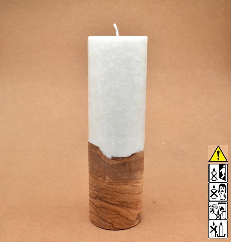 Stumpenkerze mit Holzelement aus Stearinwachs.  Jetzt in unserem Kerzen Onlineshop kaufen.