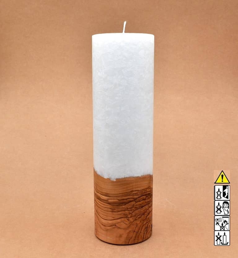 Stumpenkerze mit Holzelement aus Stearinwachs.  Jetzt in unserem Kerzen Onlineshop kaufen.