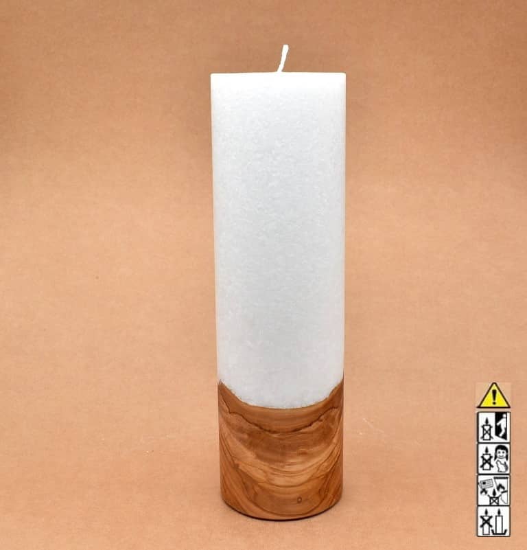 Stumpenkerze mit Holzelement aus Stearinwachs.  Jetzt in unserem Kerzen Onlineshop kaufen.