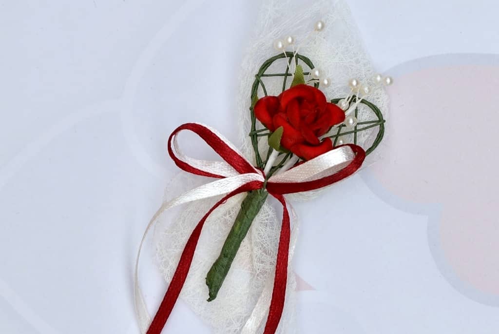 Hochzeitsanstecker - Büscherl: "Drahtherz mit roter Rose und Perlendraht".  Jetzt in unserem Hochzeits Onlineshop kaufen.