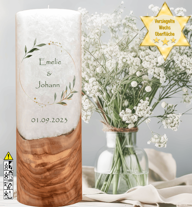 Hochzeitskerze mit Holzelement. Motiv: Olivenkranz Hochzeitskerze mit Holzelement. Motiv: Olivenkranz günstig in unserem Onlineshop kaufen. Personalisierte Hochzeitskerze online kaufen
