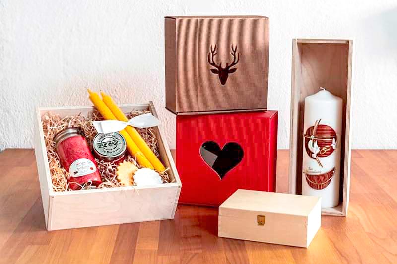 Günstige und teure Kerzengeschenke für Frauen und Männer, Kerzen-Verpackung zum Verschenken, kleine und große Geschenkboxen für Kerzen mit Beschriftung sowie individuell personalisierte Kerzenboxen in unserem Kerzen Onlineshop günstig bestellen und online