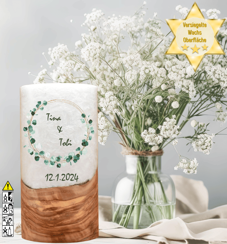 Hochzeitskerze mit Holzelement. Motiv: Eukalyptus Ring gold Hochzeitskerze mit Holzelement. Motiv: Eukalyptus Ring gold günstig in unserem Onlineshop kaufen. Personalisierte Hochzeitskerze online kaufen