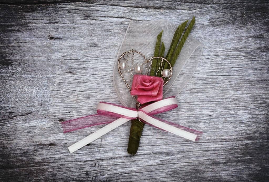 Hochzeitsanstecker - Büscherl: "Rose in Draht Perlenherz und Gras eingebettet" Hochzeitsanstecker - Büscherl: "Rose in Draht Perlenherz und Gras eingebettet". Jetzt in unserem Hochzeits Onlineshop kaufen.