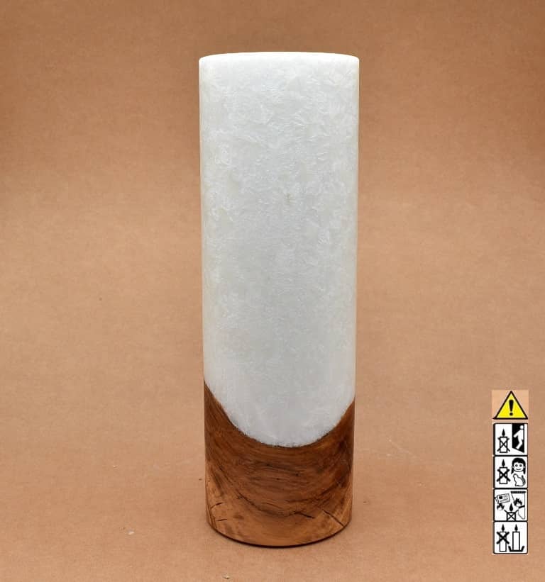 Stumpenkerze mit Holzelement aus Stearinwachs.  Jetzt in unserem Kerzen Onlineshop kaufen.